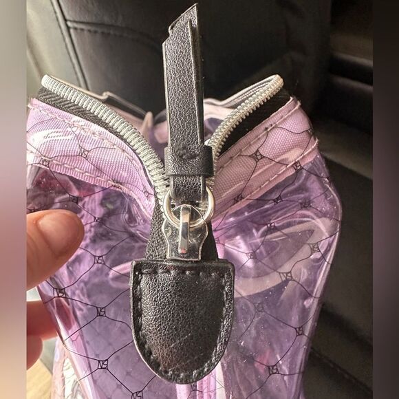 Victoria's Secret Medium Makeup
Bag - Stylish & Practical - Picture 13 of 15